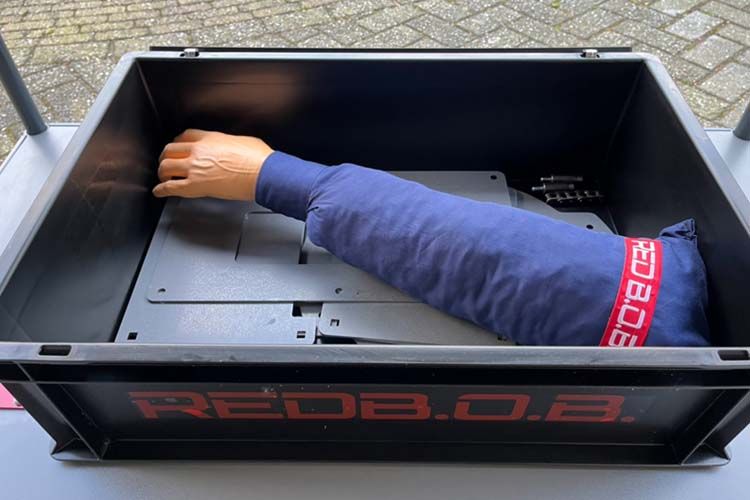 De RED B.O.B. wordt geleverd met een realistische oefenarm